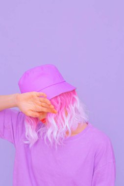Moda şapkalı estetik yaz moda kızı. Şık Pastel renkleri tek renkli tasarım. Blogcular, web siteleri, dergiler, iş sahipleri, Instagram sayfası için ideal. Moda sokak tarzı konsept