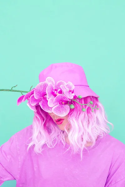 Menina Verão Estética Com Flores Chapéu Balde Moda Design Monocromático — Fotografia de Stock