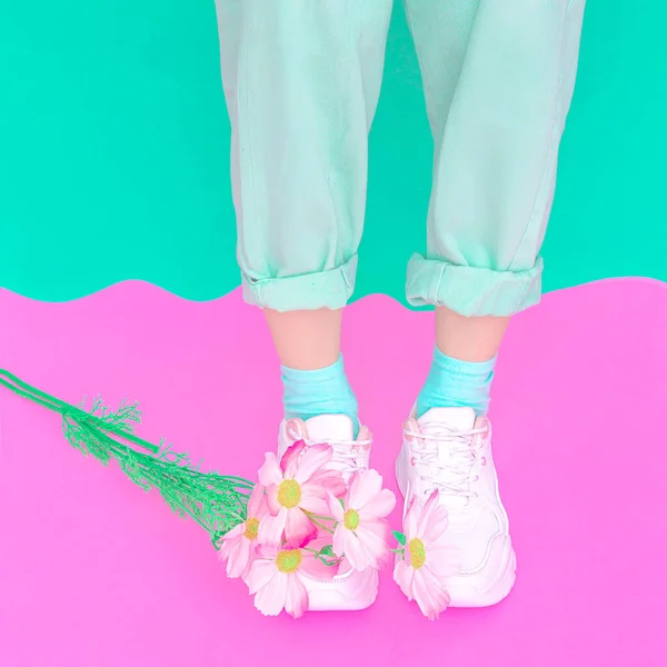 白いスニーカーと花の審美的な 夏のバニラファッションルック ブロガー ウェブサイト ビジネスオーナー Instagramファッションページに最適 — ストック写真