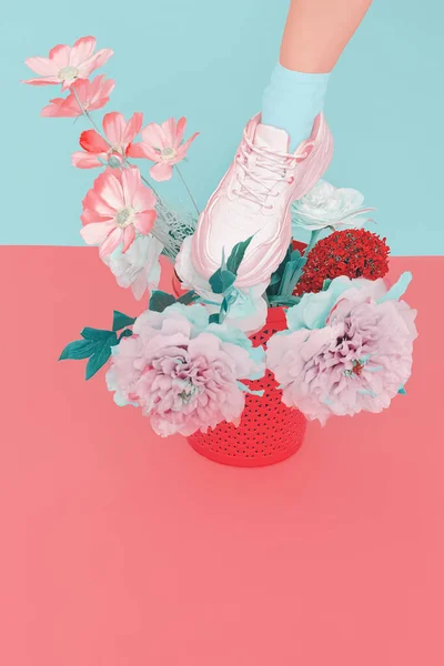 Stijlvolle Witte Schoenen Sneakers Bloemen Zomer Stemming Vanille Concept Ideaal — Stockfoto