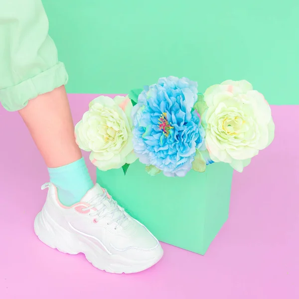 Stijlvolle Schoenen Rozen Witte Sneakers Minimaal Zomerse Sfeer Concept Ideaal — Stockfoto