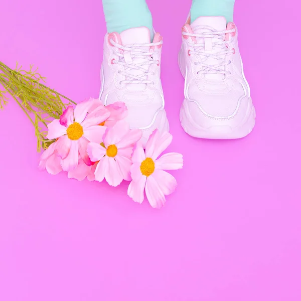 白色的鞋和花的美观 简约的夏季香草时尚氛围 适合博客 企业主 Instagram时尚杂志 — 图库照片