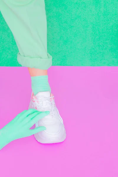 Beyaz Spor Ayakkabılar Sahte Eller Asgari Pastel Moda Konsepti Vanilya — Stok fotoğraf