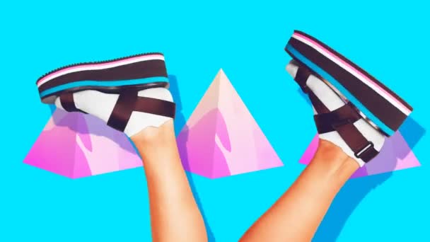 Gambe in sandali alla moda piattaforma minimal art design — Video Stock