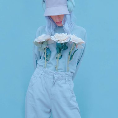 Çiçek açan, estetik bir hava. DJ Yaz Kızı. Moda konsepti. Blogcular, web siteleri, dergiler, iş sahipleri için ideal