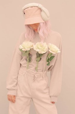 Bej çiçeklerin estetik havası. DJ Yaz Kızı. Moda konsepti. Blogcular, web siteleri, dergiler, iş sahipleri için ideal