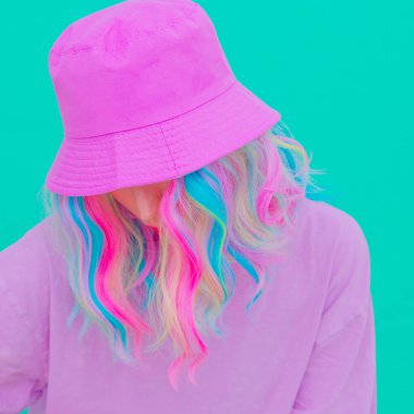Popüler kova şapkalı yaz modası kawaii kızı. Şık Pastel renkleri tek renkli tasarım. Blogcular, web siteleri, dergiler, iş sahipleri, Fashion sokak tarzı konsept için ideal