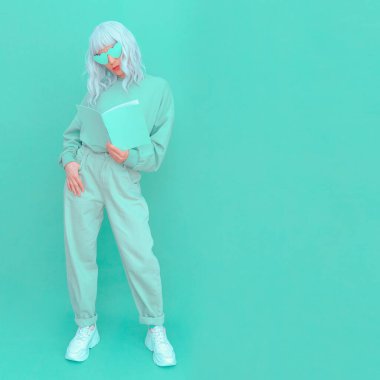 Aqua menthe moda trendleri. Kız asgari estetik. Tek renkli renk tasarımı