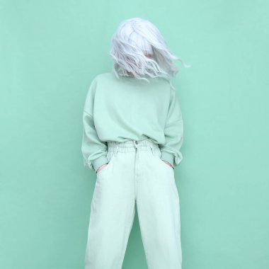 Aqua menthetrends. Moda Gündelik Görünümlü Kız minimum estetik. Tek renkli renk tasarımı