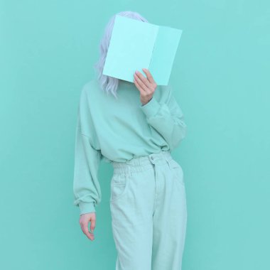 Aqua menthe moda trendleri. Sıradan görünümlü kız estetiği. Tek renkli renk tasarımı
