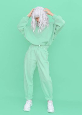 Aqua renklerin akımını belirler. Havalı bir görünüm. Kız asgari estetik. Tek renkli konsept