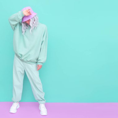 Aqua renklerin akımını belirler. Havalı bir görünüm. Kız asgari estetik. Tek renkli konsept. Şehir modası