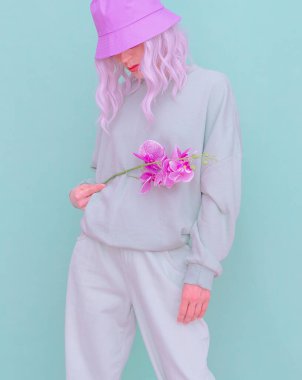 Kentsel Taze Görünüm. Vanilyalı Kız. Kawaii titreşimleri. Şeker rengi tasarımı. Kova şapka eğilimleri