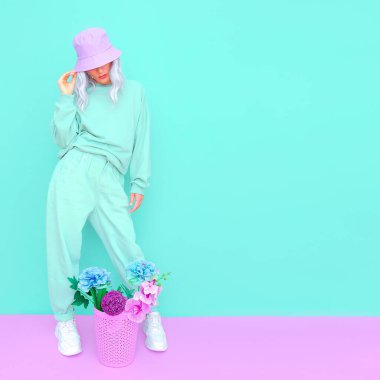 Açan Yaz bakışı. Vanilya çiçekli sıradan bir kız. Aqua menthe tasarım trendleri. Sokak Kadını