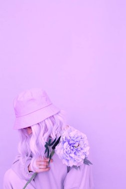 Vanilyalı çiçekçi kız. Mor renkler tek renkli trendler. Blogcular, web siteleri, dergiler, iş sahipleri için moda kavramı ideal