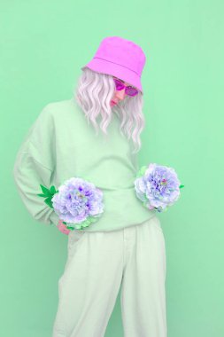 Vanilyalı çiçekçi kız. Aqua menthe color monochrome trendleri. Blogcular, web siteleri, dergiler, iş sahipleri için moda kavramı ideal