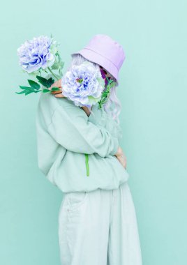Çiçek açan kız. Aqua menthe color monochrome trendleri. Blogcular, web siteleri, dergiler, iş sahipleri için moda kavramı ideal