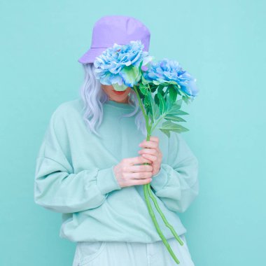 Çiçekçi Kız estetiği. Aqua menthe color monochrome trendleri. Blogcular, web siteleri, dergiler, iş sahipleri için moda kavramı ideal
