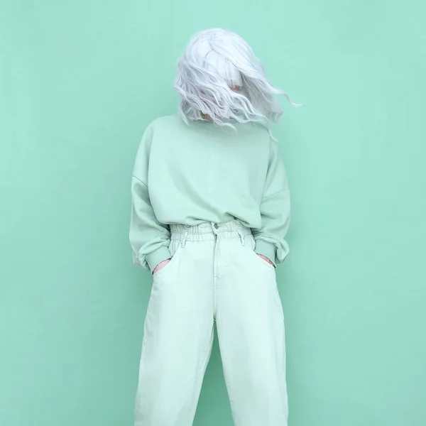 Aqua Είναι Μόδα Μόδα Casual Ματιά Κορίτσι Minimal Αισθητική Μονόχρωμη — Φωτογραφία Αρχείου