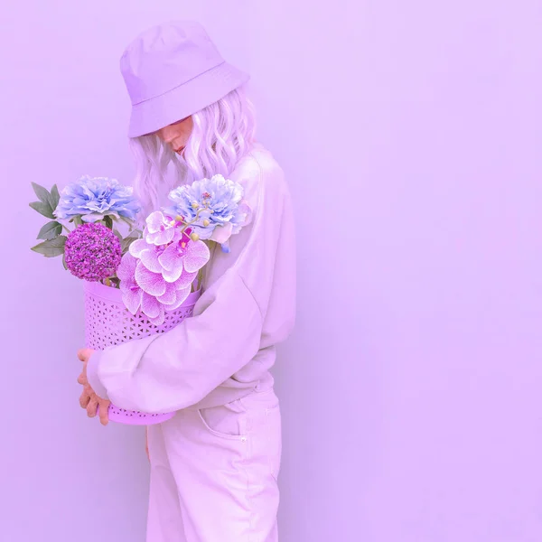 Blooming Summer Look Vanilla Flowers Casual Girl Purple Design Trends — Stock Photo, Image