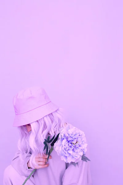 Ванильные Цветы Девочка Фиолетовые Цвета Монохромные Тенденции Идеально Подходит Блогеров — стоковое фото