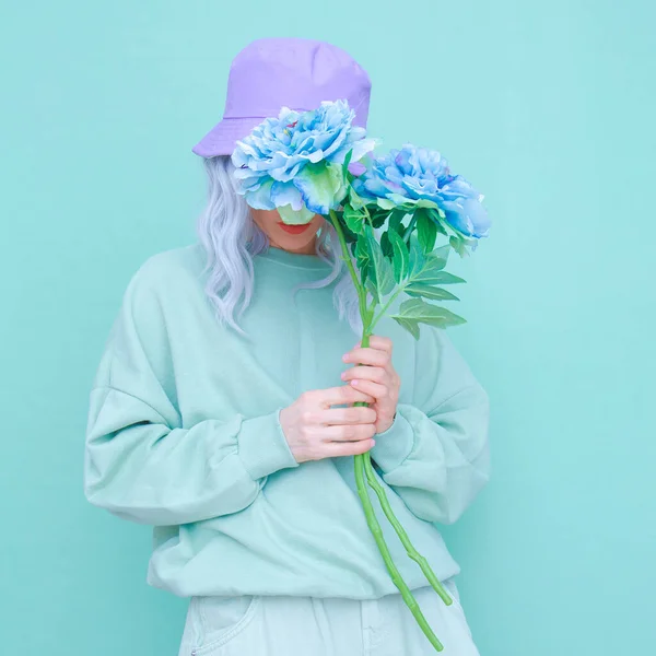 Květiny Dívka Estetická Aqua Muži Barvy Monochromatické Trendy Módní Koncept — Stock fotografie
