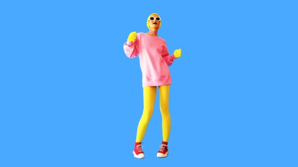 Гифский анимационный дизайн. Модная смешная девушка в красочном стильном наряде — стоковое видео