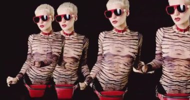 Motion minimum sanat. Siyah arka planda dans eden moda kızı.