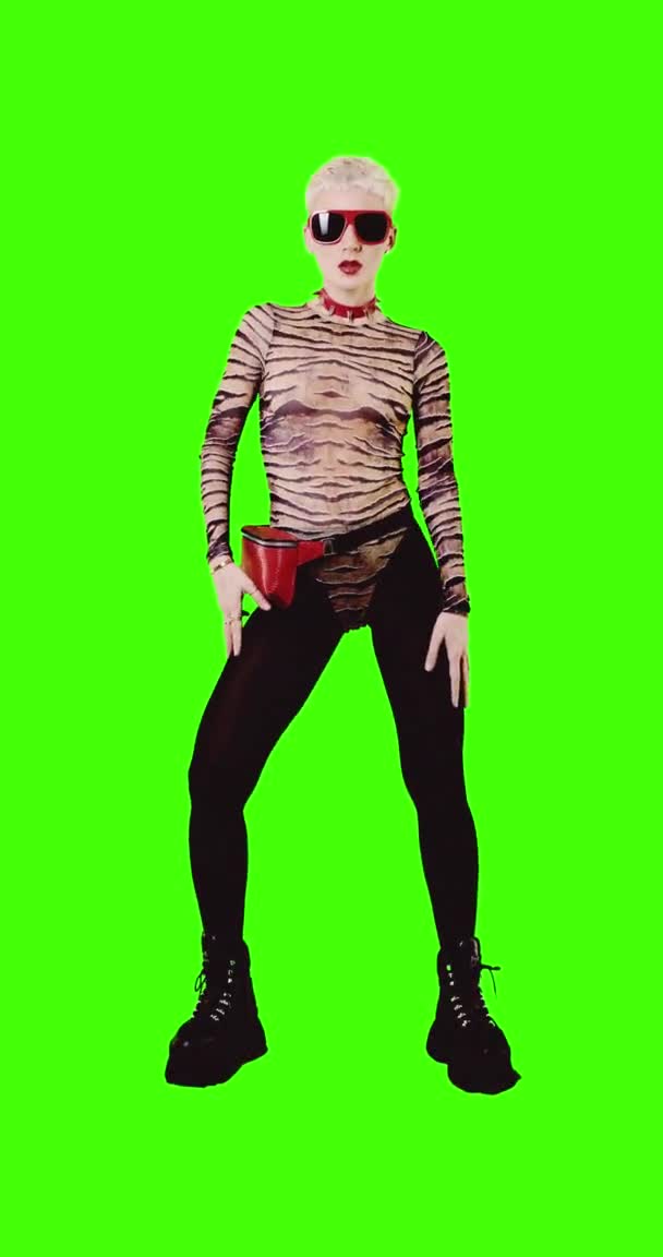 Design de gif de movimento mínimo. Modelo de estilo freak clubbing em fundo verde — Vídeo de Stock