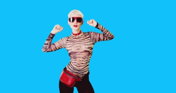 Motion-GIF-Design. Modemodel mit kurzen Haaren und stylischer Partykleidung. Dynamische Bewegung auf blauem Hintergrund — Stockvideo