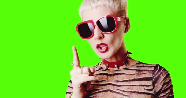 Motion gif design. Freak ragazza in accessori alla moda occhiali da sole e girocollo — Video Stock