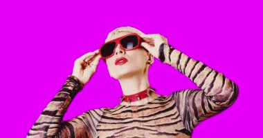 Hareket gif tasarımı. Pembe arka planda kolyesi ve güneş gözlüklü tuhaf kız portresi.