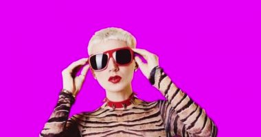 Hareket gif tasarımı. Pembe arka planda güneş gözlüklü şık ucube kız.