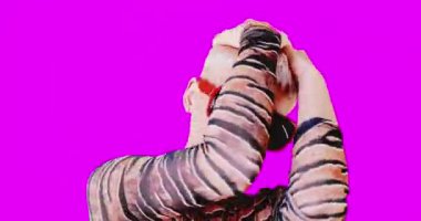 Animasyon gif tasarımı. Pembe arka planda güneş gözlüklü şık ucube kız.