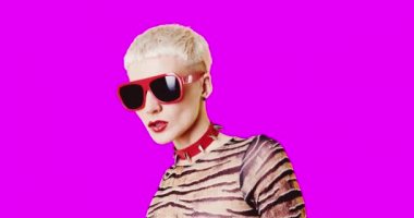 Animasyon gif tasarımı. Pembe arka planda güneş gözlüklü, garip kulüpçü kız.