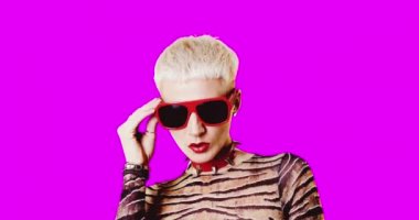Animasyon gif tasarımı. Pembe arka planda güneş gözlüklü parti kızı.