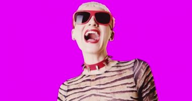 Hareket gif tasarımı. Kısa saçlı şık ucube kız. Duygusal yüz.