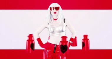 Moda minimal gif tasarımı. Süslü sarışın model.