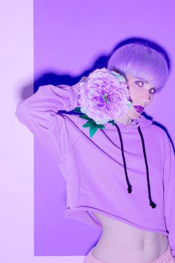 Kısa mavi saçlı, modacı kız. Moda saç kesimi konsepti