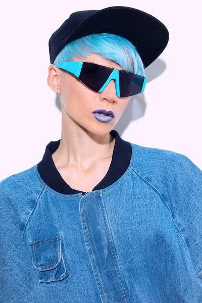 Módní Model Krátkými Modrými Barvenými Vlasy Make Koncept Módního Sestřihu — Stock fotografie