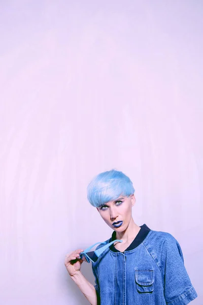 Pani Niebieskimi Krótkimi Włosami Modne Kolory Fryzura Koncepcja — Zdjęcie stockowe