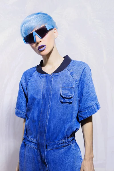 Modèle Mode Avec Les Cheveux Courts Bleus Couleurs Mode Concept — Photo