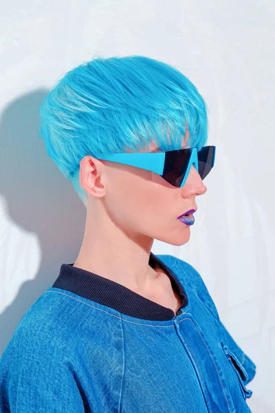 Modelo Moda Con Pelo Corto Azul Colores Moda Peinado — Foto de Stock
