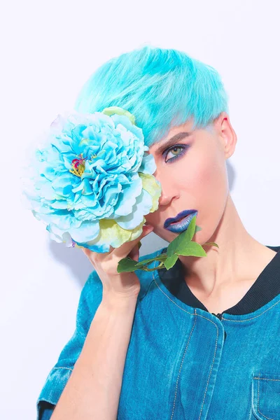 Fashion Girl Met Blauw Kort Haar Trendy Kleuren Haar Stijl — Stockfoto