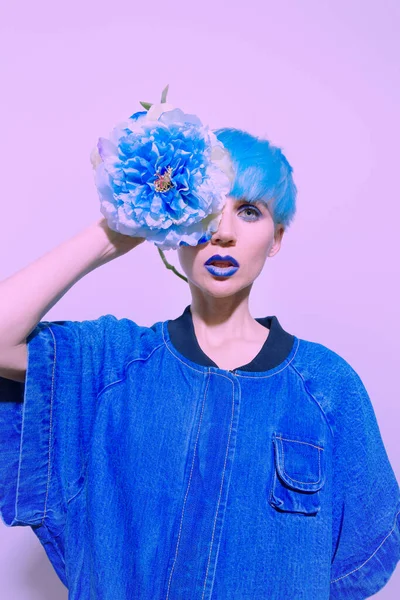 Fashion Lady Mit Blauen Kurzen Haaren Trendfarben Frisurenkonzept — Stockfoto