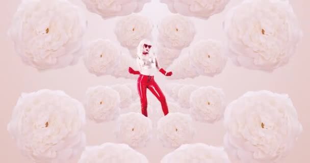 Beweging ontwerp. Stijlvol blond model dansen op bloemen achtergrond — Stockvideo