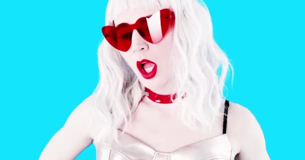 Modeanimatie gif. Blond sexy model op blauwe achtergrond — Stockvideo