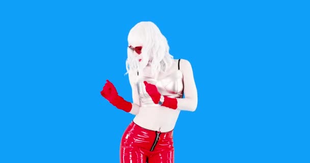 패션 애니메이션 gif. 블론 데 (Blonde) 섹시 한 모델이 파란 배경 위에서 춤을 추는 모습 — 비디오