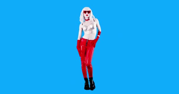 Modeanimatie Gif. Meisje in volle groei. Party clubbing stijl op blauwe achtergrond — Stockvideo