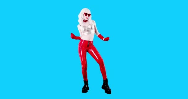 Moda moto Gif art. Ragazza piena crescita. Partito clubbing stile danza su sfondo blu — Video Stock